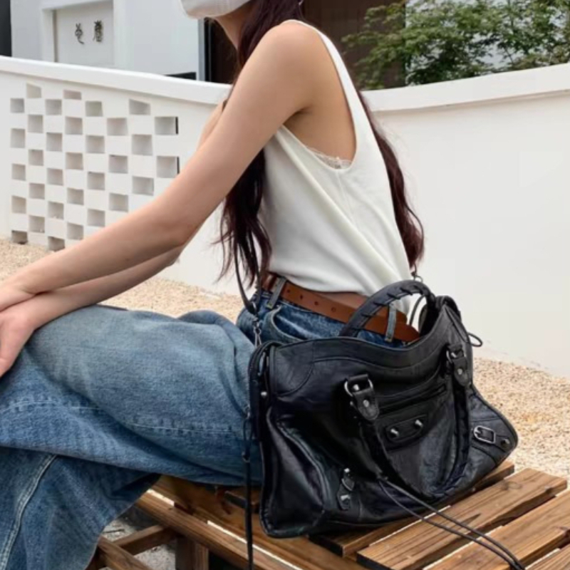 Luxury Bags Vip - 스트리트 스타일 리벳 토트 백 블랙